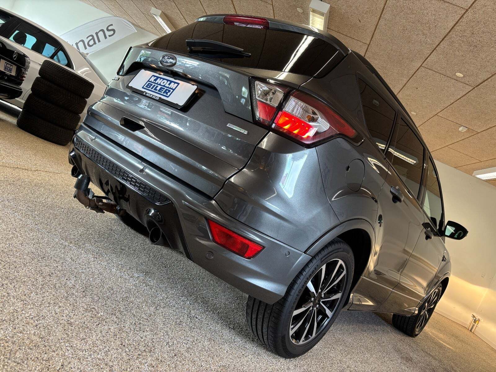 Grå Ford Kuga fra 2017