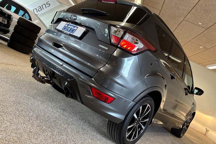 Grå Ford Kuga fra 2017