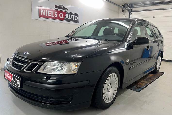 Sort Saab 9-3 fra 2007 set udefra
