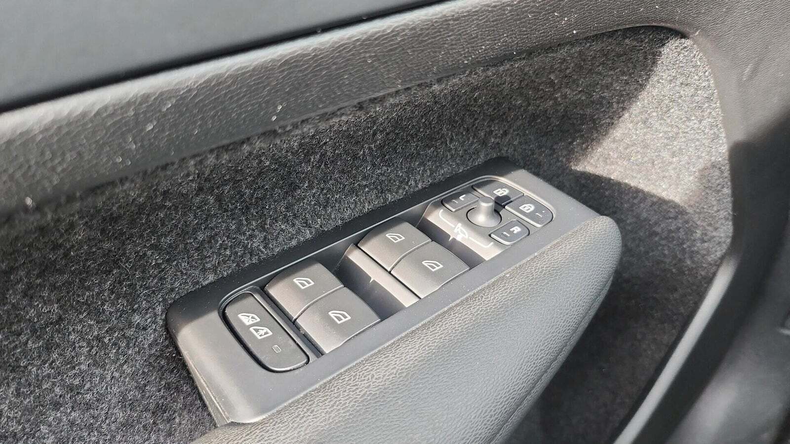 Grå Volvo XC40 fra 2023