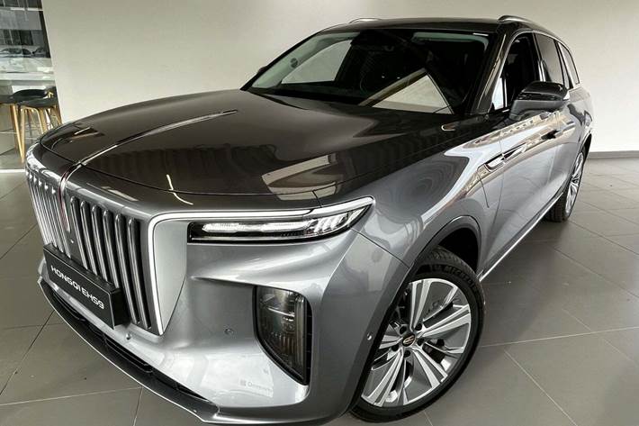 Sølv Hongqi E-HS9 fra 2025 set udefra