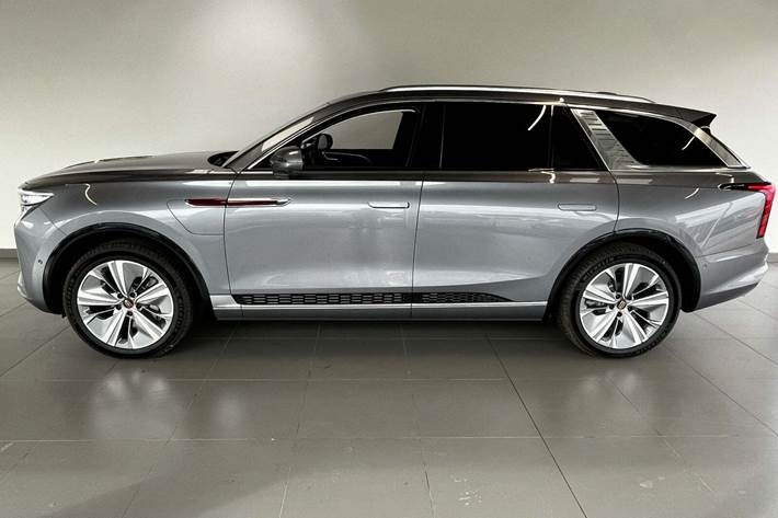 Sølv Hongqi E-HS9 fra 2025