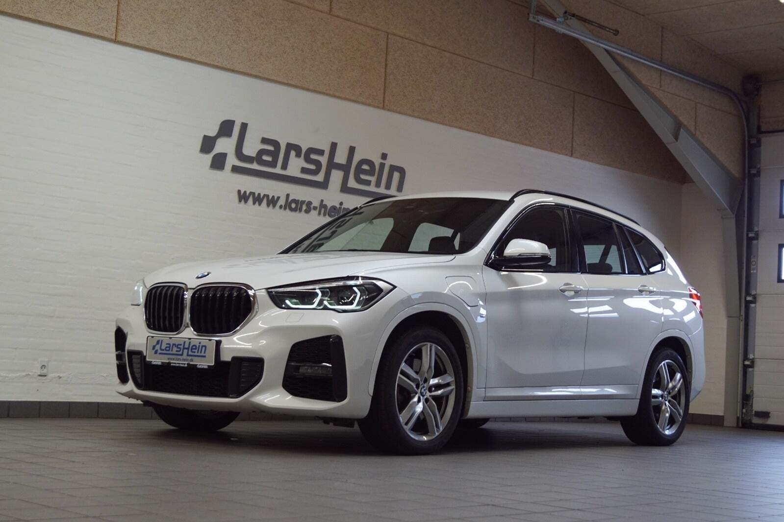 Hvid BMW X1 fra 2021 set udefra