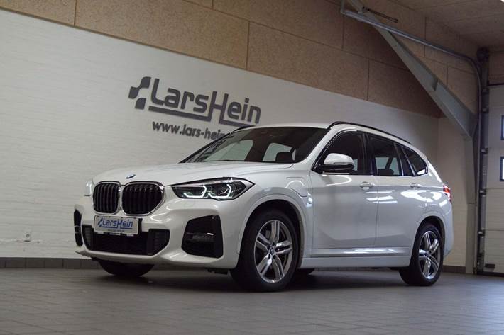 Hvid BMW X1 fra 2021 set udefra