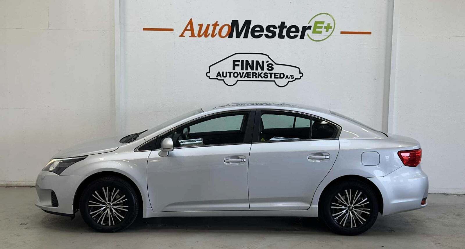 Sølv Toyota Avensis fra 2012