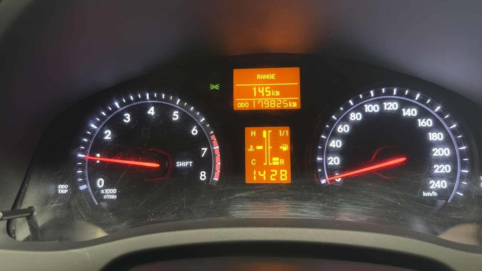 Sølv Toyota Avensis fra 2012