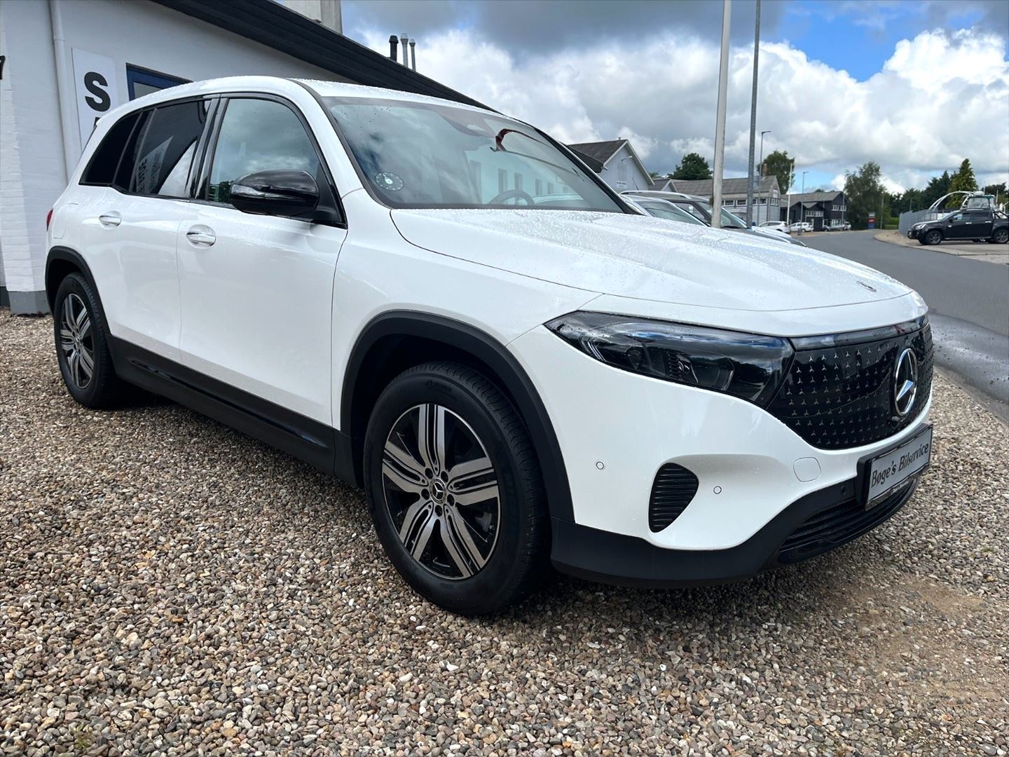 Hvid Mercedes EQB 250+ fra 2024