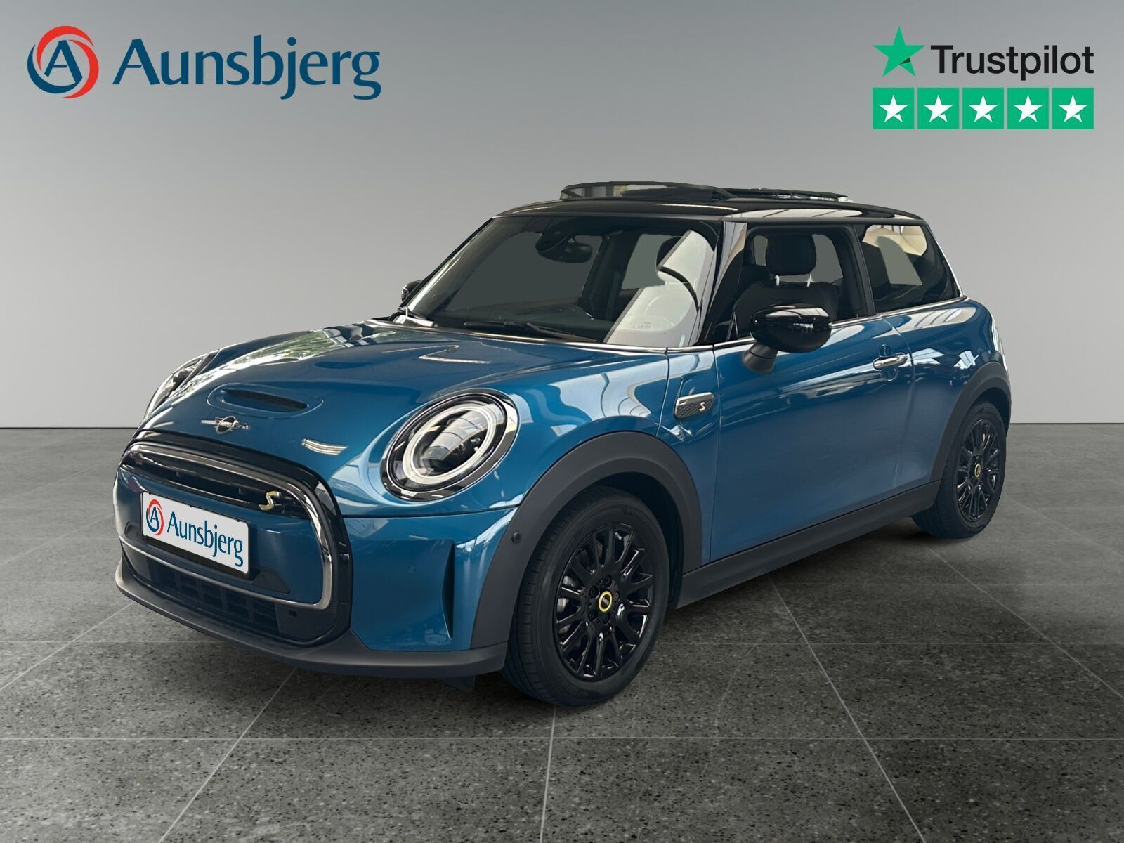 Blå Mini Cooper SE fra 2023 set udefra