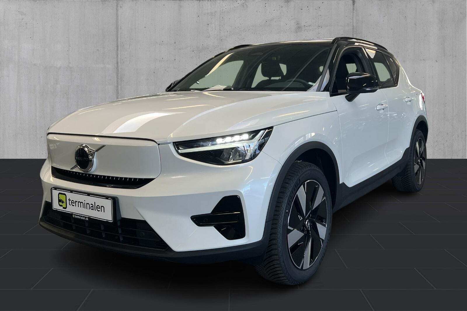 Hvid Volvo XC40 fra 2023 set udefra