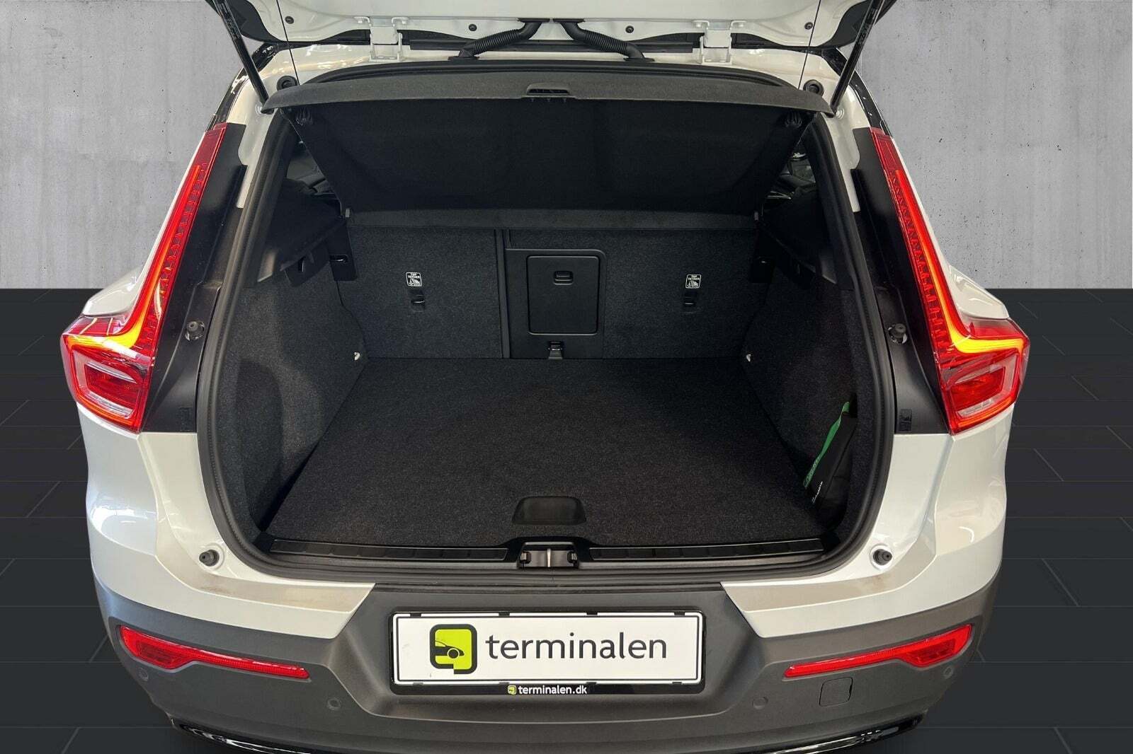 Hvid Volvo XC40 fra 2023