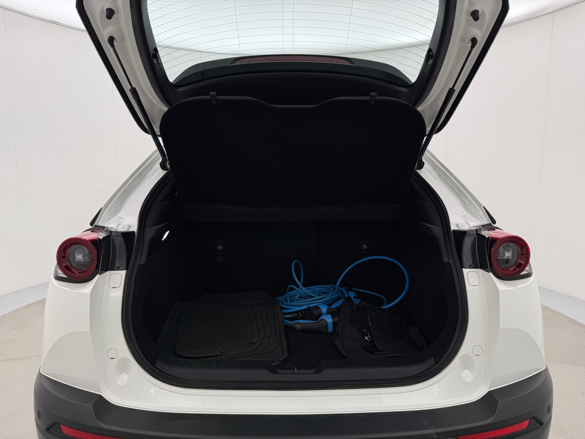 Hvid Mazda MX-30 fra 2023