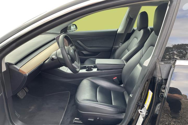 Sort Tesla Model 3 fra 2019