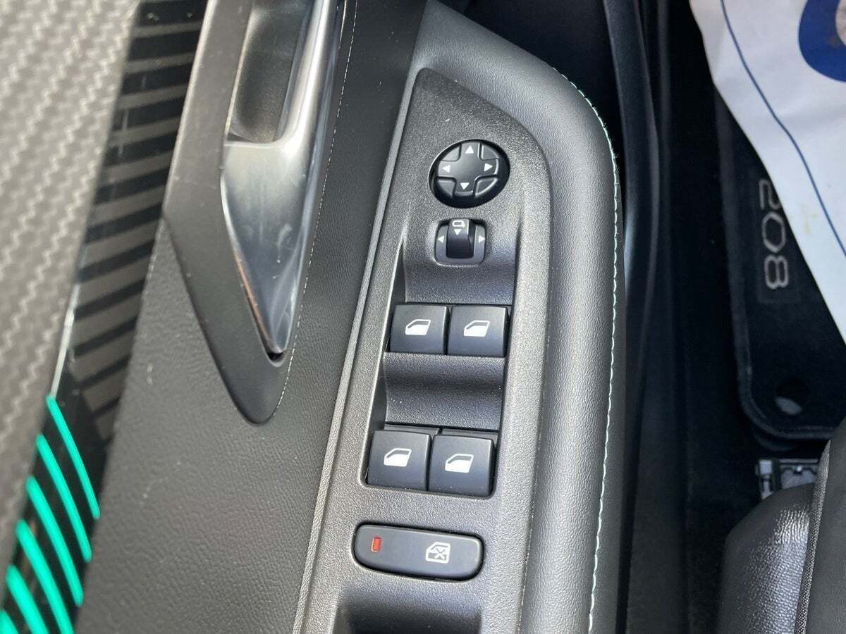 Grå Peugeot 208 fra 2020