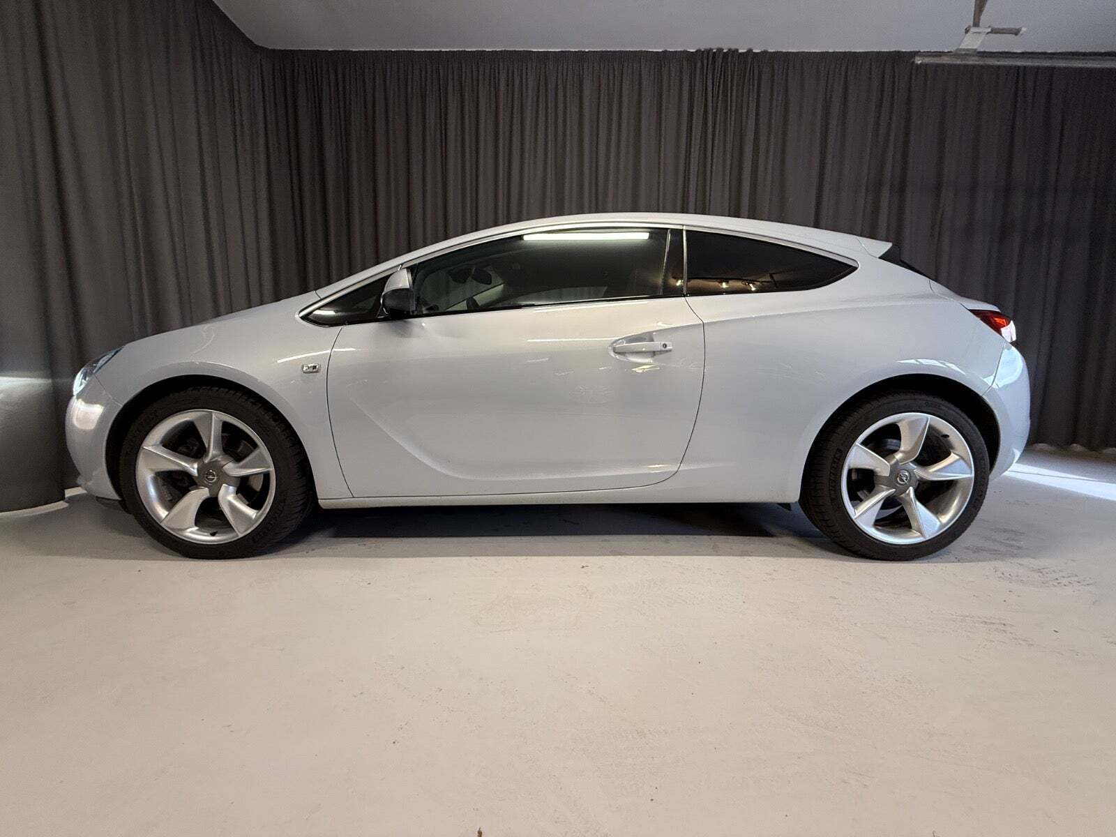 Opel Astra 1,6 T 180 Sport GTC