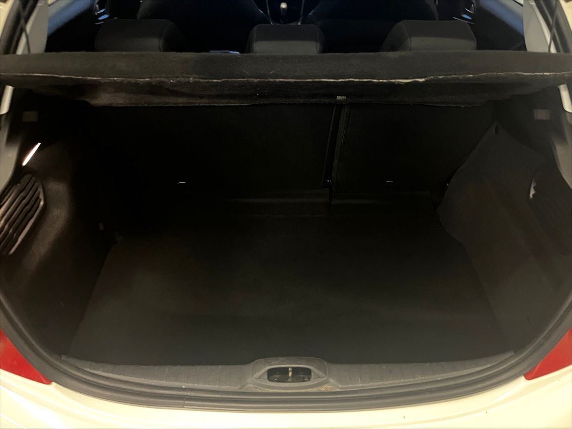 Hvid Peugeot 208 fra 2012