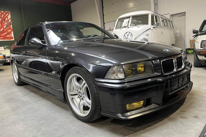 Sort BMW M3 fra 1993 set udefra