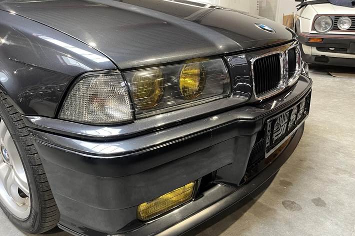 Sort BMW M3 fra 1993 set udefra