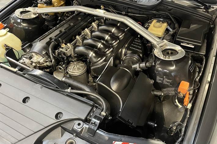 Sort BMW M3 fra 1993 set udefra