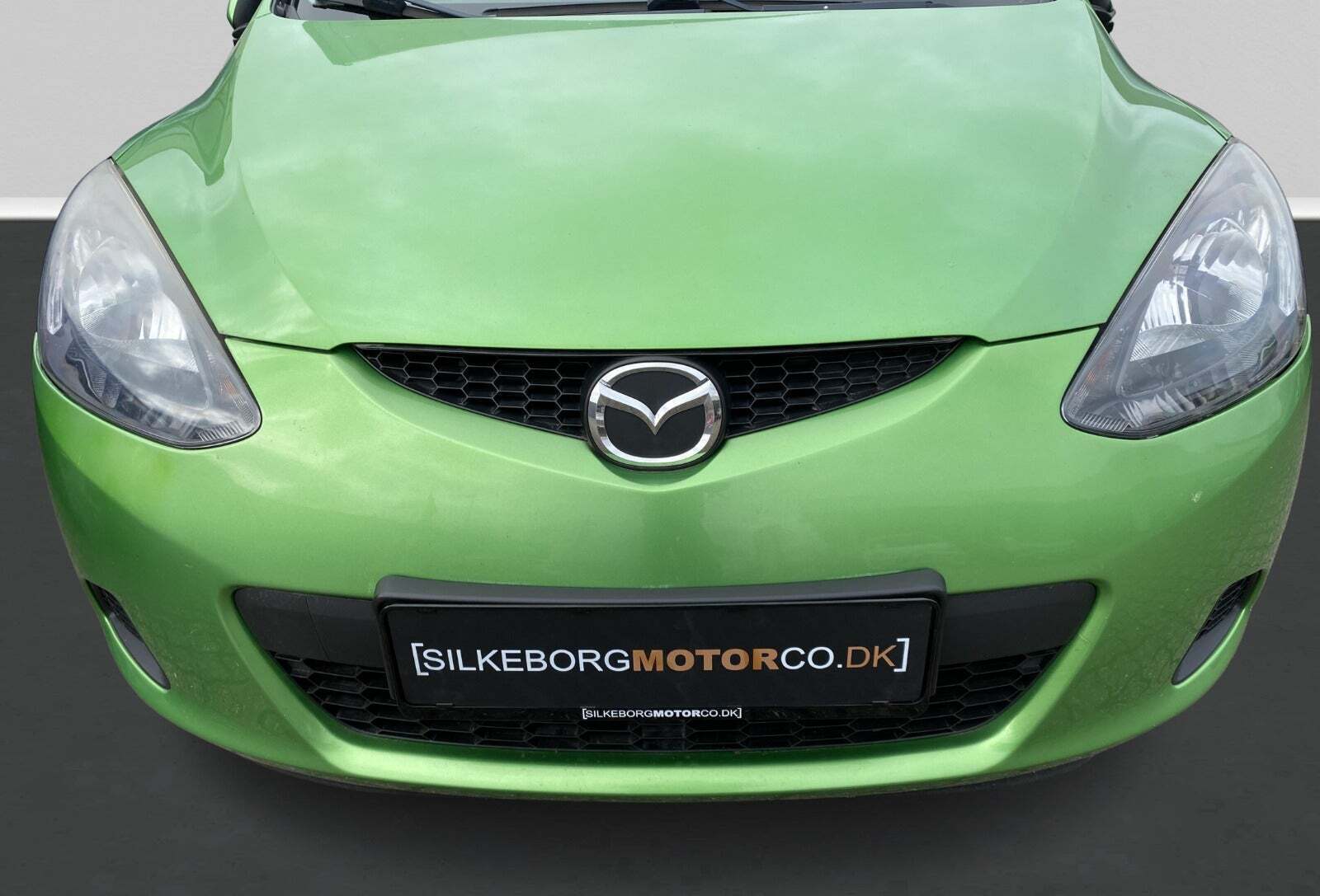 Grøn Mazda 2 fra 2008