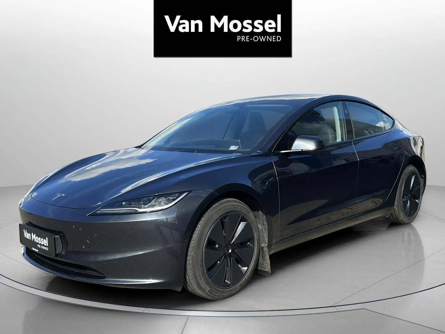 Grå Tesla Model 3 fra 2024 set udefra
