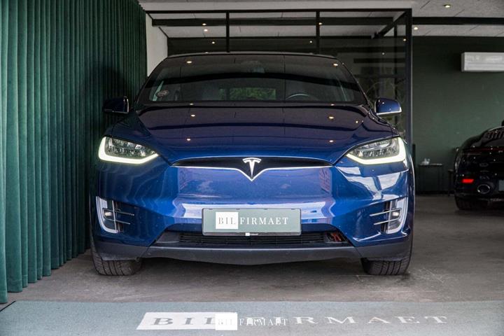 Blå Tesla Model X fra 2019 set udefra