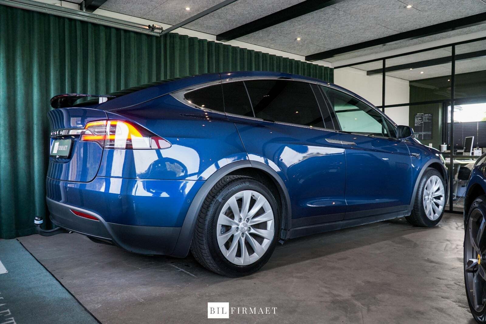 Blå Tesla Model X fra 2019