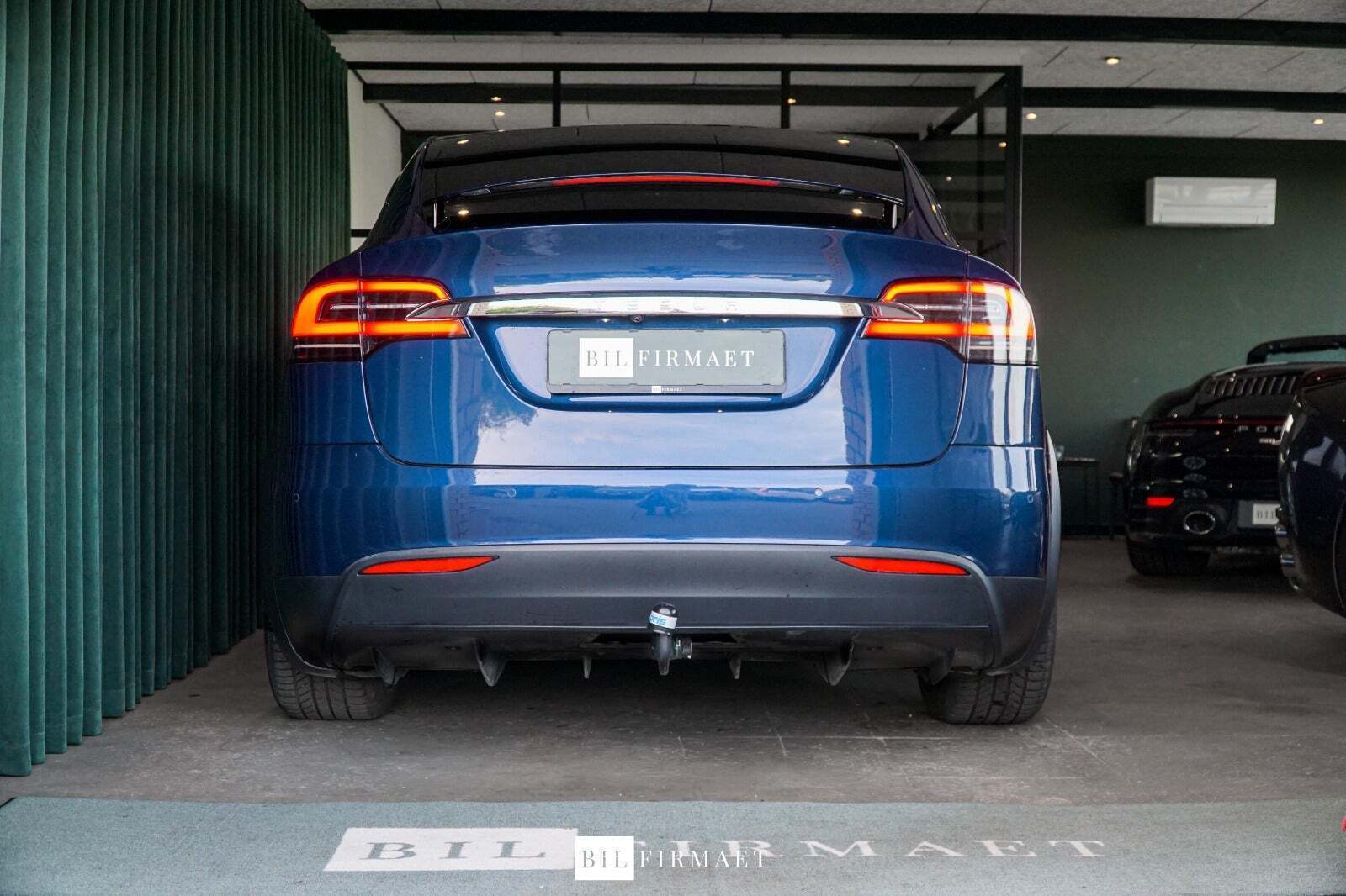 Blå Tesla Model X fra 2019 set udefra