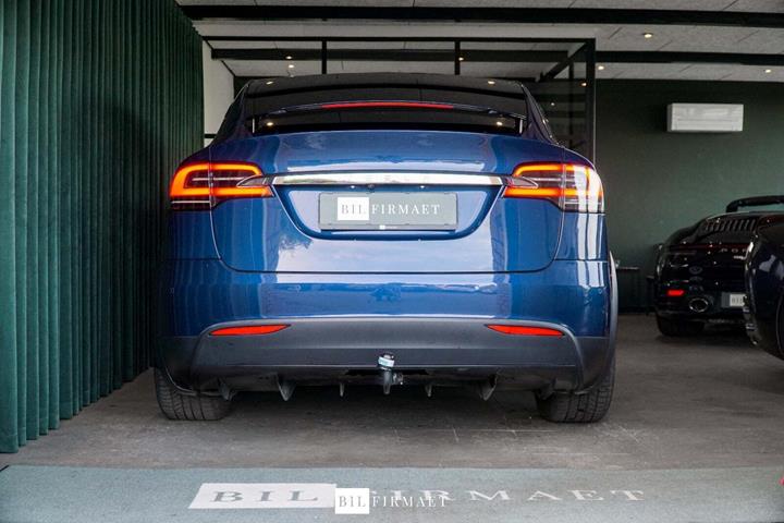 Blå Tesla Model X fra 2019 set udefra