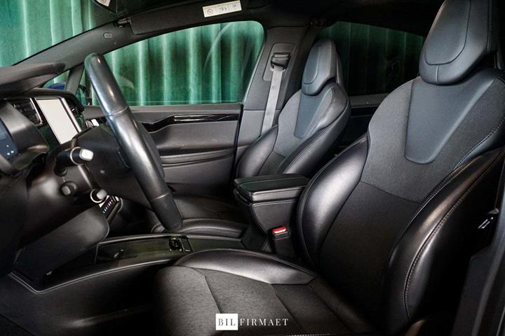 Blå Tesla Model X fra 2019 set indefra