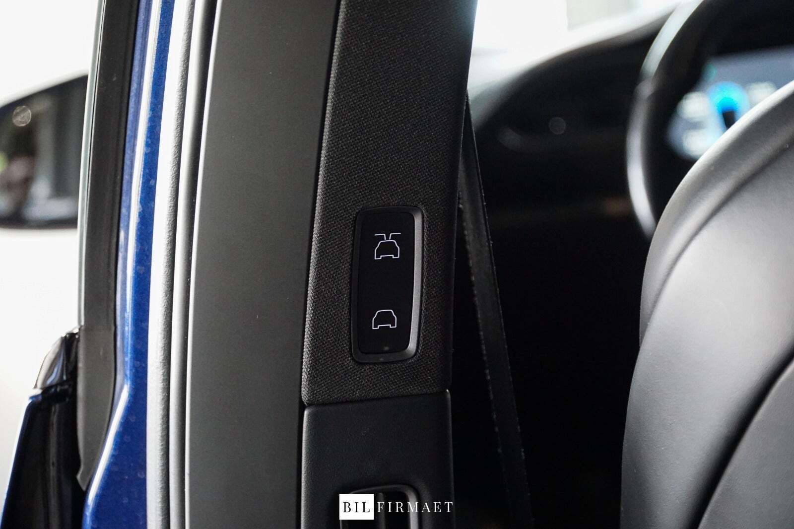 Blå Tesla Model X fra 2019 set indefra