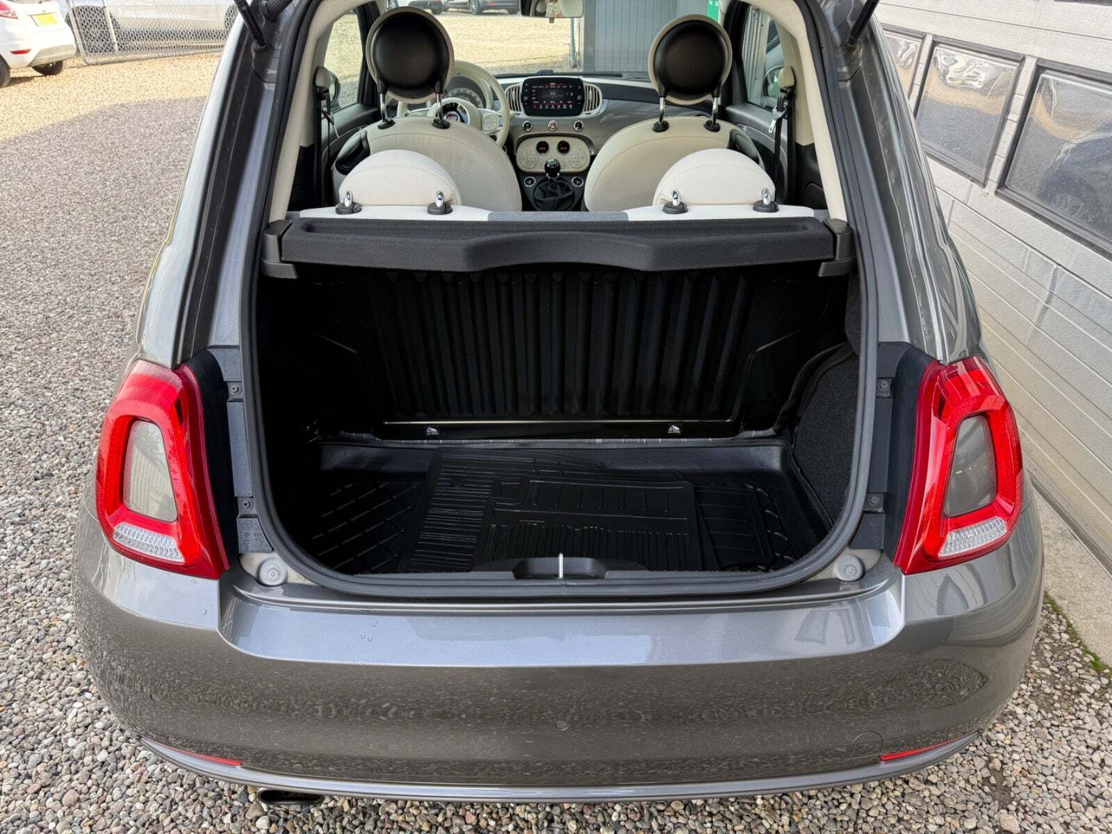 Grå Fiat 500 fra 2021