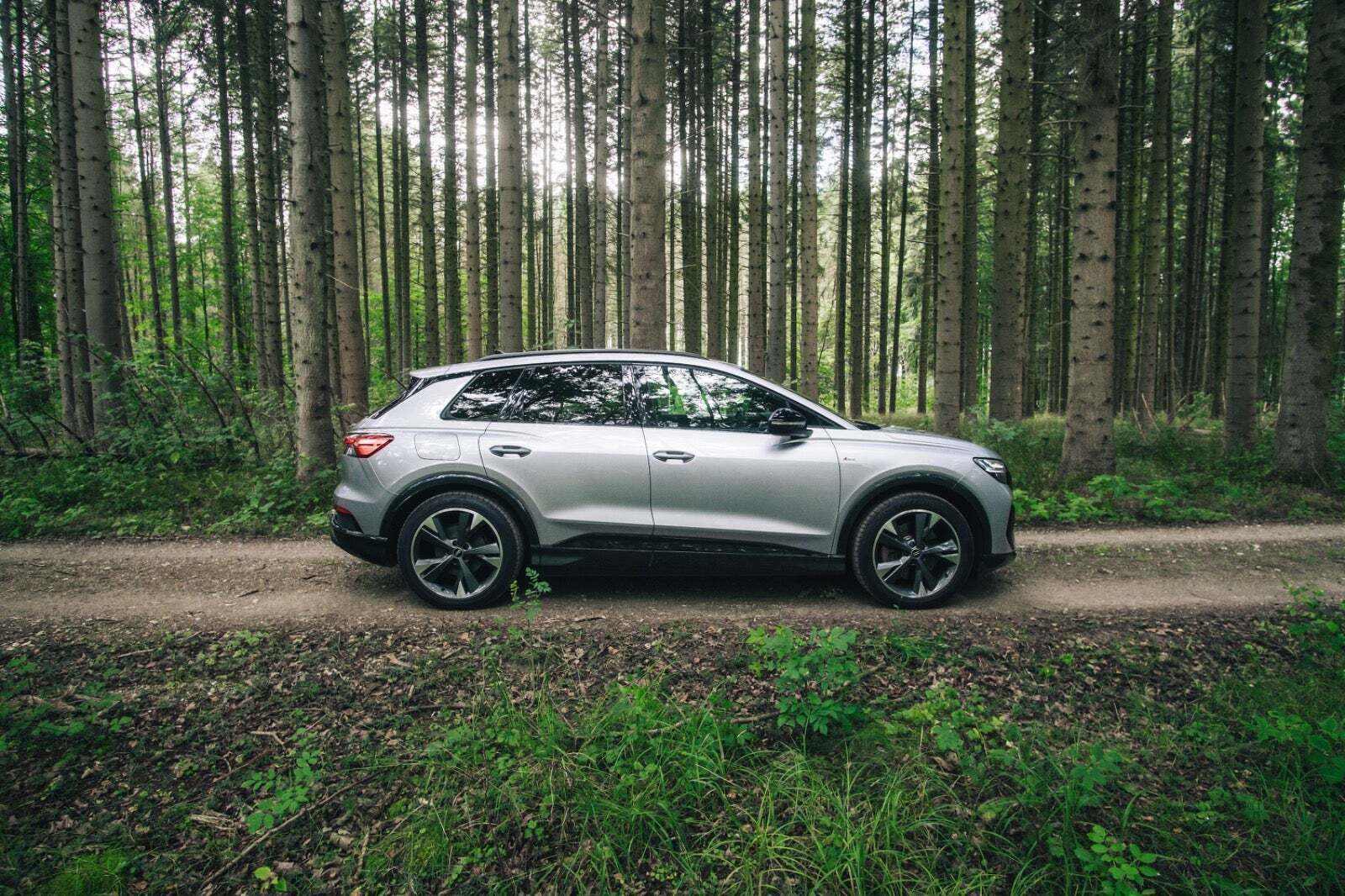 Sølv Audi Q4 e-tron fra 2022