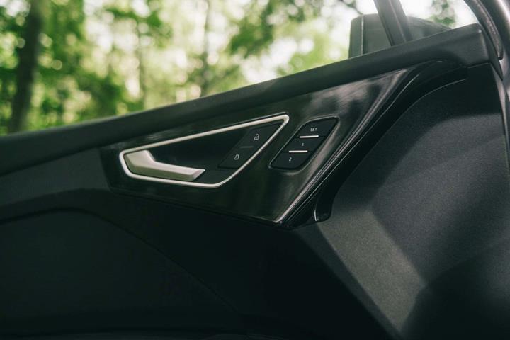 Sølv Audi Q4 e-tron fra 2022