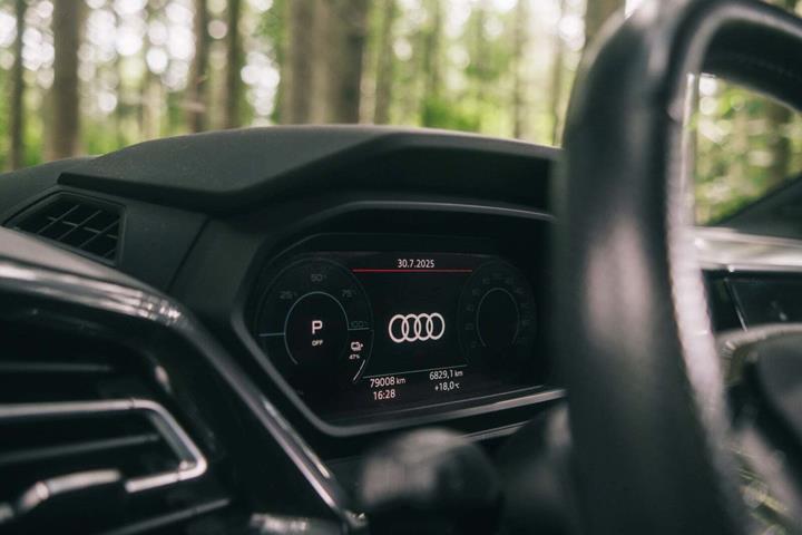 Sølv Audi Q4 e-tron fra 2022