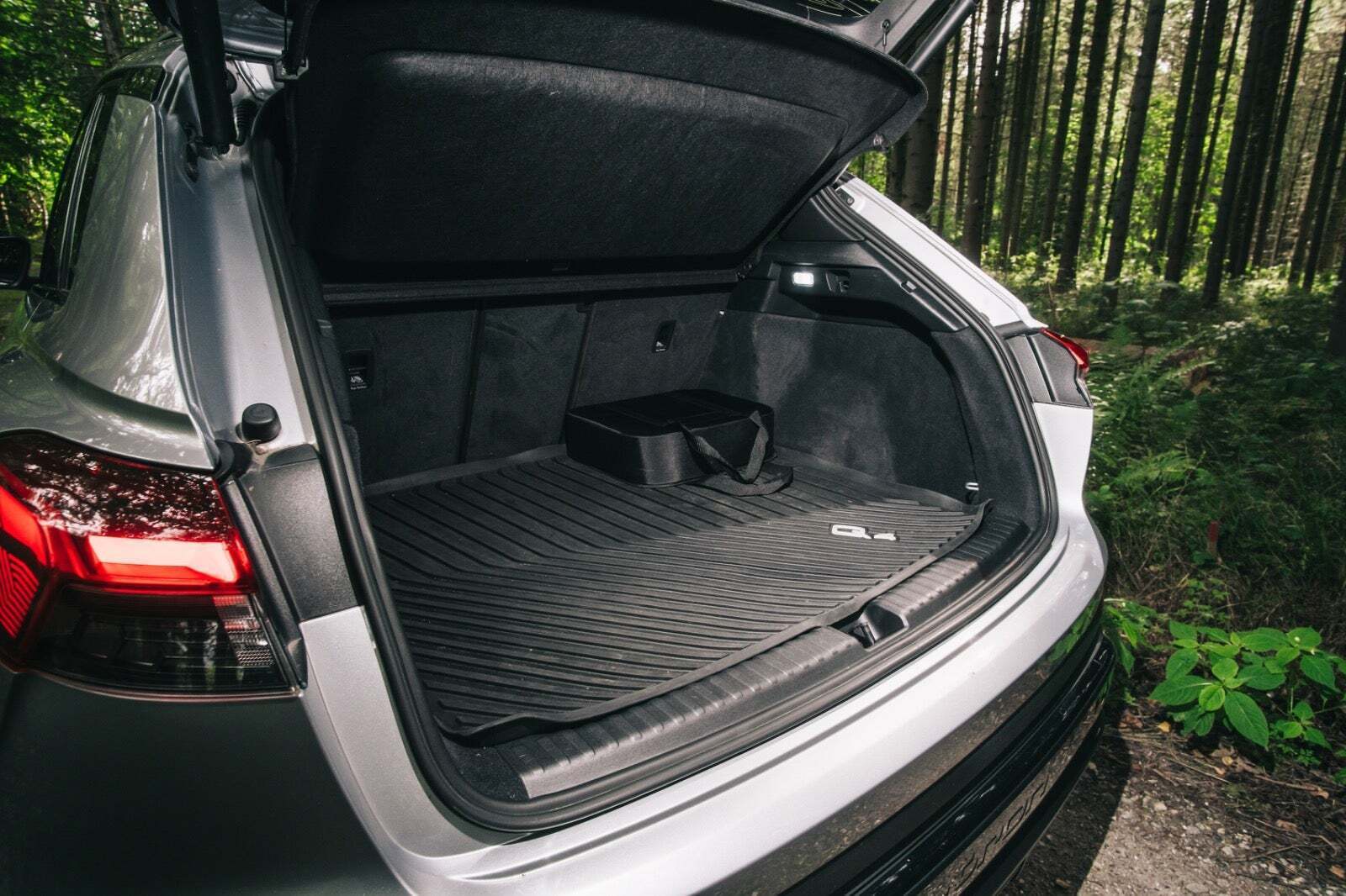 Sølv Audi Q4 e-tron fra 2022