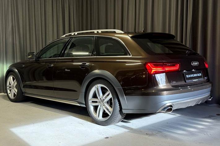 Brun Audi A6 Allroad fra 2016 set udefra