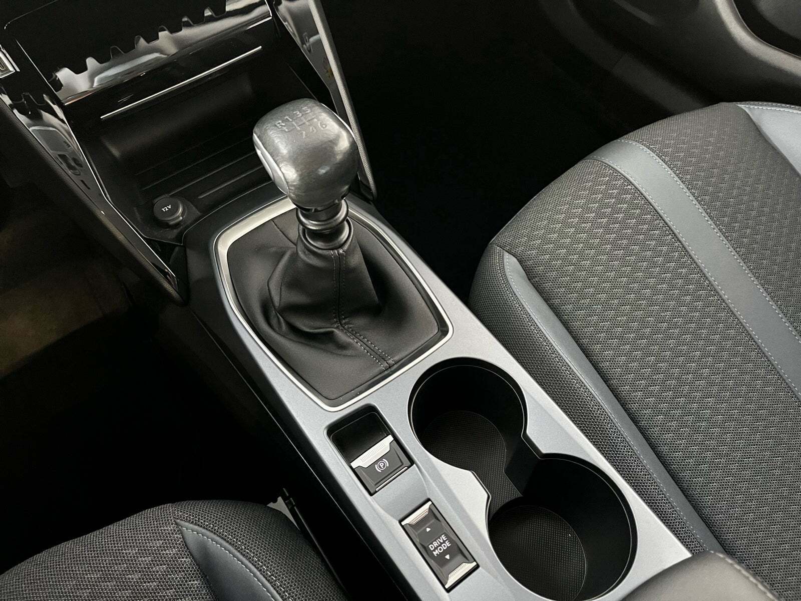 Grå Peugeot 2008 fra 2021