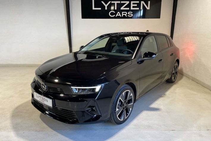 Sort Opel Astra-e fra 2024 set udefra
