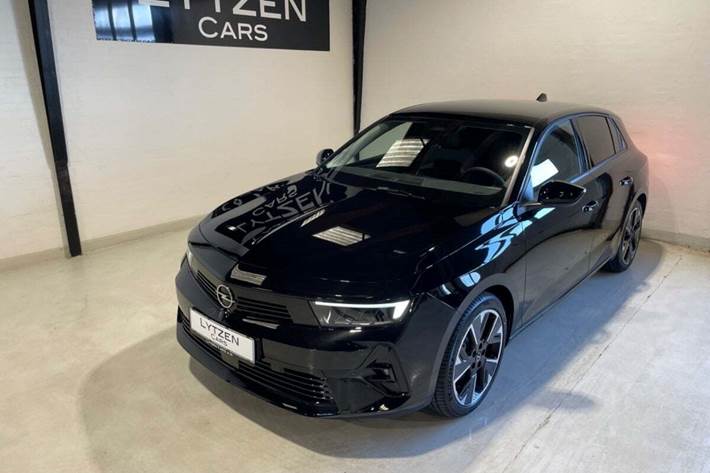 Sort Opel Astra-e fra 2024 set udefra