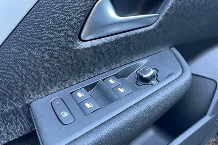 Sort Opel Astra-e fra 2024 set indefra