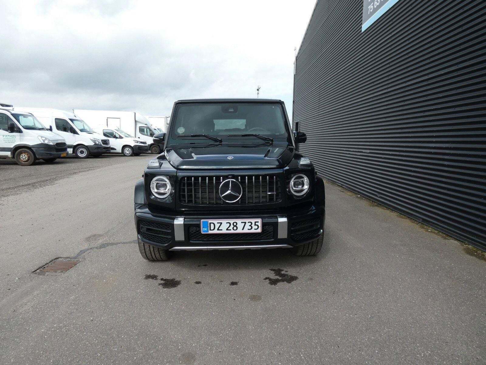 Grøn Mercedes G63 fra 2024 set udefra