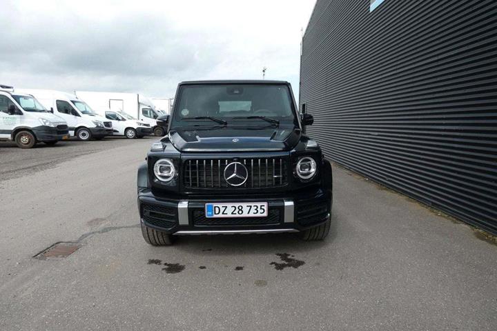 Grøn Mercedes G63 fra 2024 set udefra