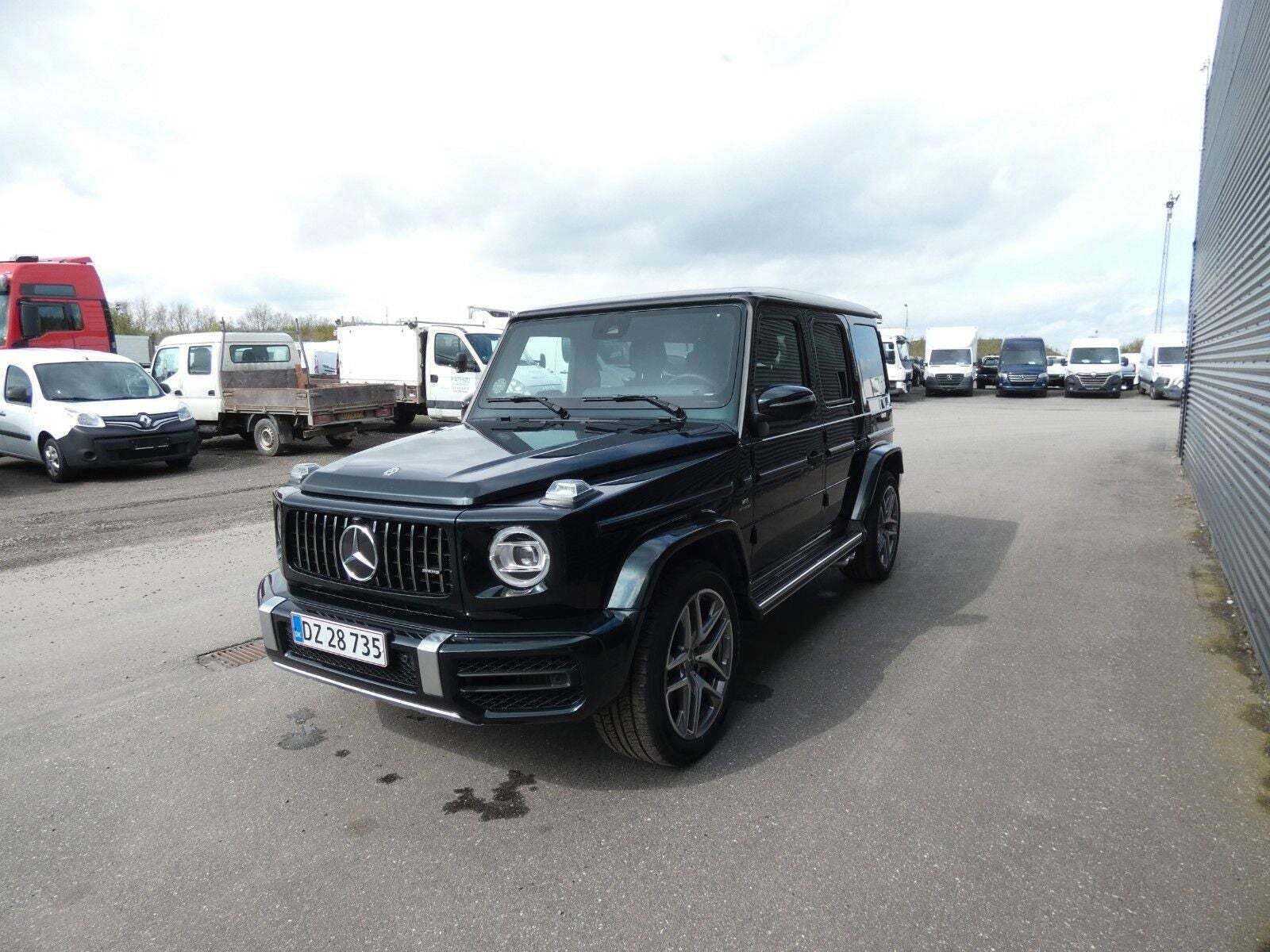 Grøn Mercedes G63 fra 2024 set udefra