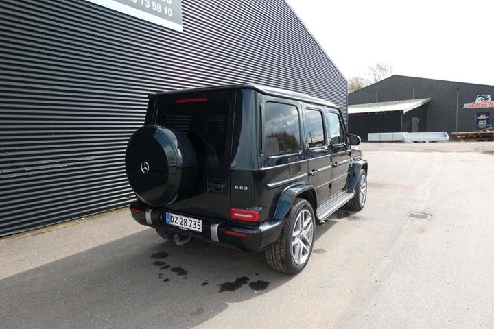 Grøn Mercedes G63 fra 2024 set udefra