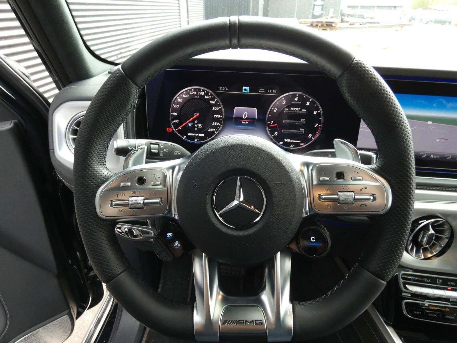 Grøn Mercedes G63 fra 2024 set indefra