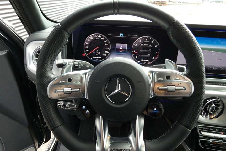 Grøn Mercedes G63 fra 2024 set indefra