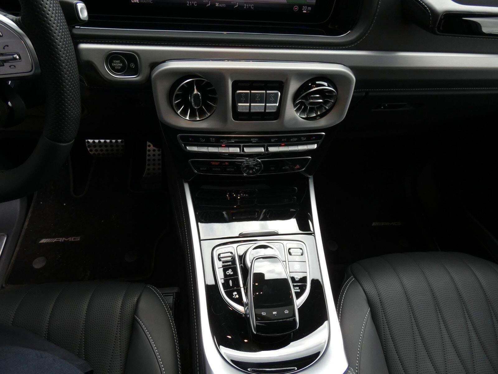 Grøn Mercedes G63 fra 2024 set indefra