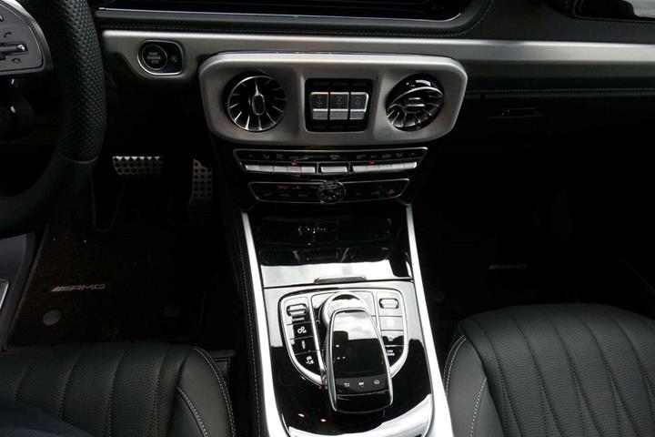 Grøn Mercedes G63 fra 2024 set indefra