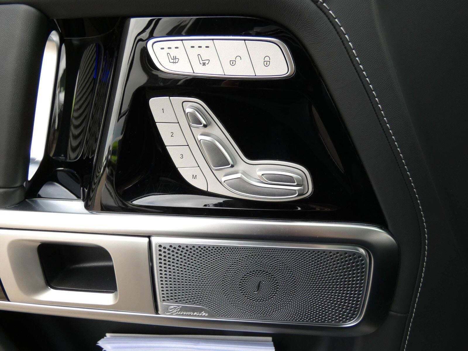 Grøn Mercedes G63 fra 2024 set indefra