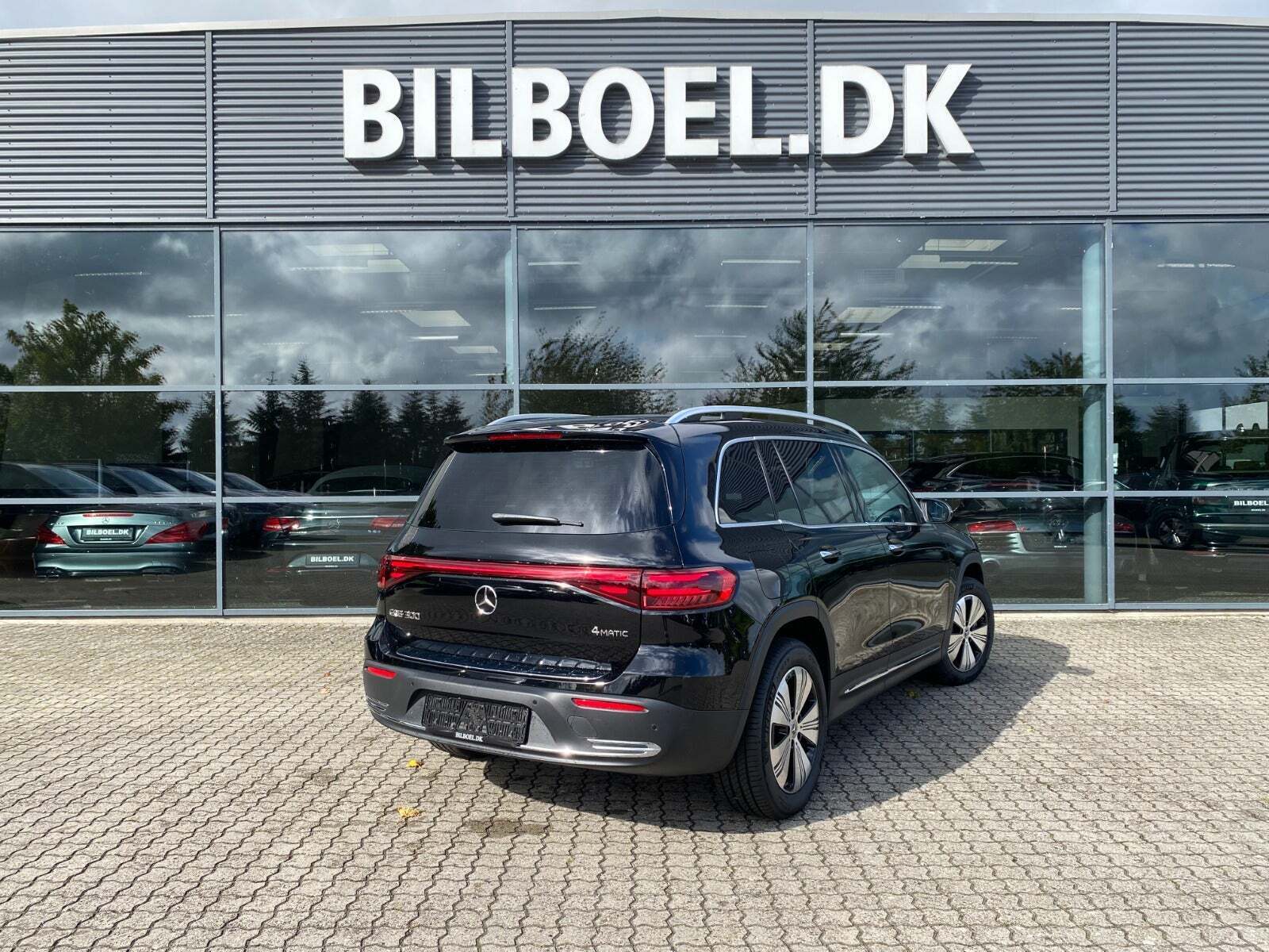 Sort Mercedes EQB300 fra 2024